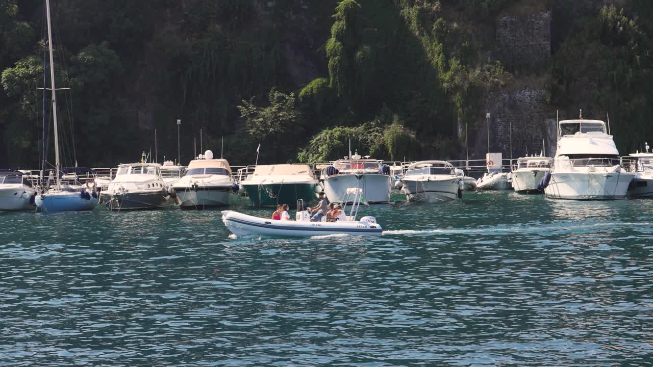 turistas disfrutando de un paseo en barco en sorrento