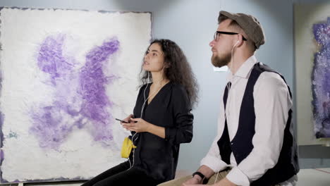 pareja visitando una exposición de arte