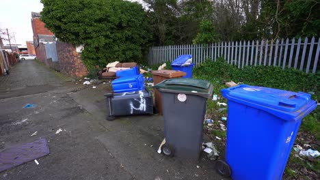 residuos después de ser volcados, vertidos de basura, residuos peligrosos, basura, volcados en stoke on trent, una de las zonas más pobres de inglaterra