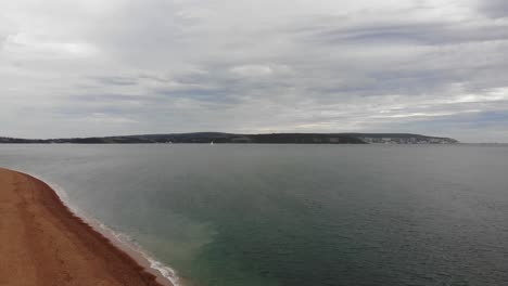 Toma-Aérea-Desde-La-Pasarela-Costera-En-Hurst-Point-Mirando-A-Milford-En-El-Mar