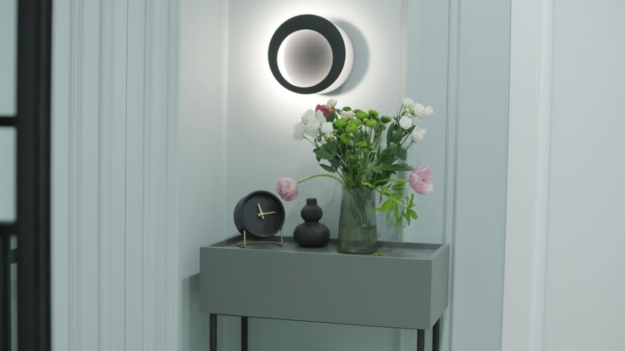 pasillo moderno que conduce a un lujoso baño de mármol