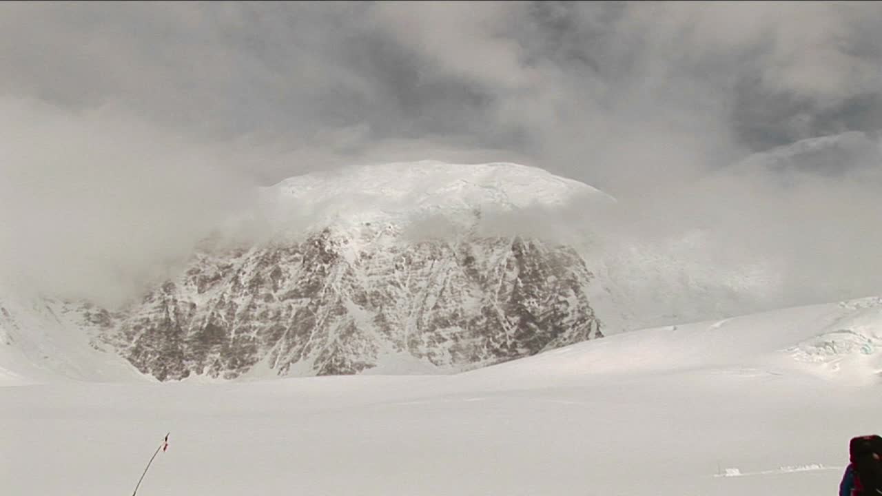등반가들은 눈 위로 향했다