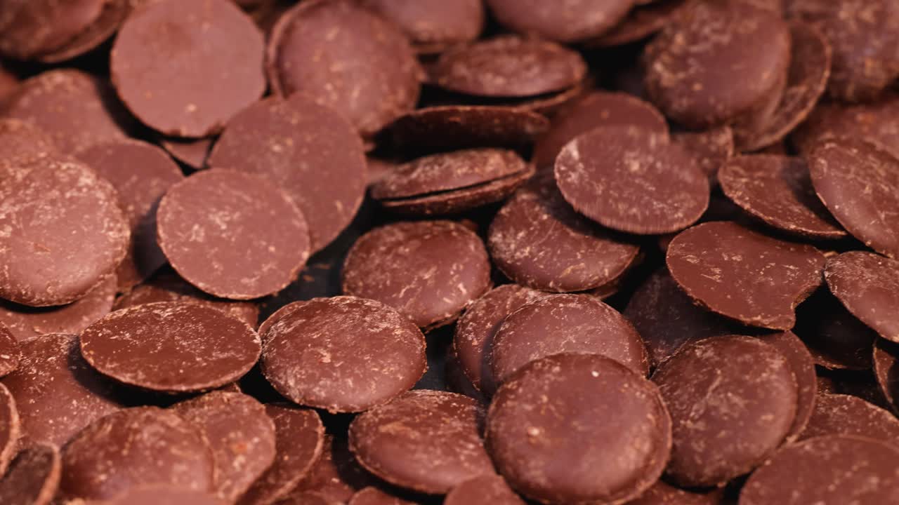 trozos de chocolate de leche cayendo y amontonándose