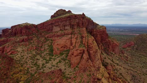 Encabezando-La-Montaña-Roja-Cerca-De-Mesa,-Arizona