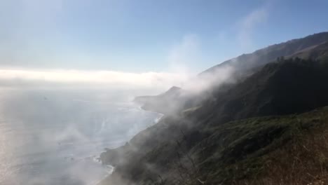 Meeresnebel,-Der-über-Küstenberge-Aufsteigt,-Blick-Auf-Das-Sommermeer