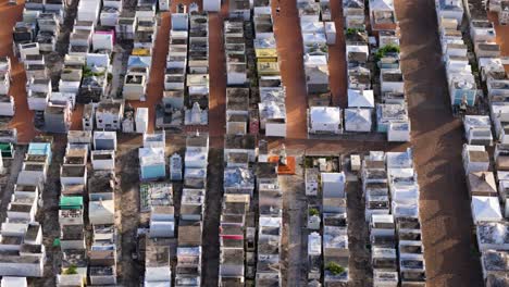 Vista-De-Pájaro-Sobre-Las-Cabezas-De-Lápidas-De-R