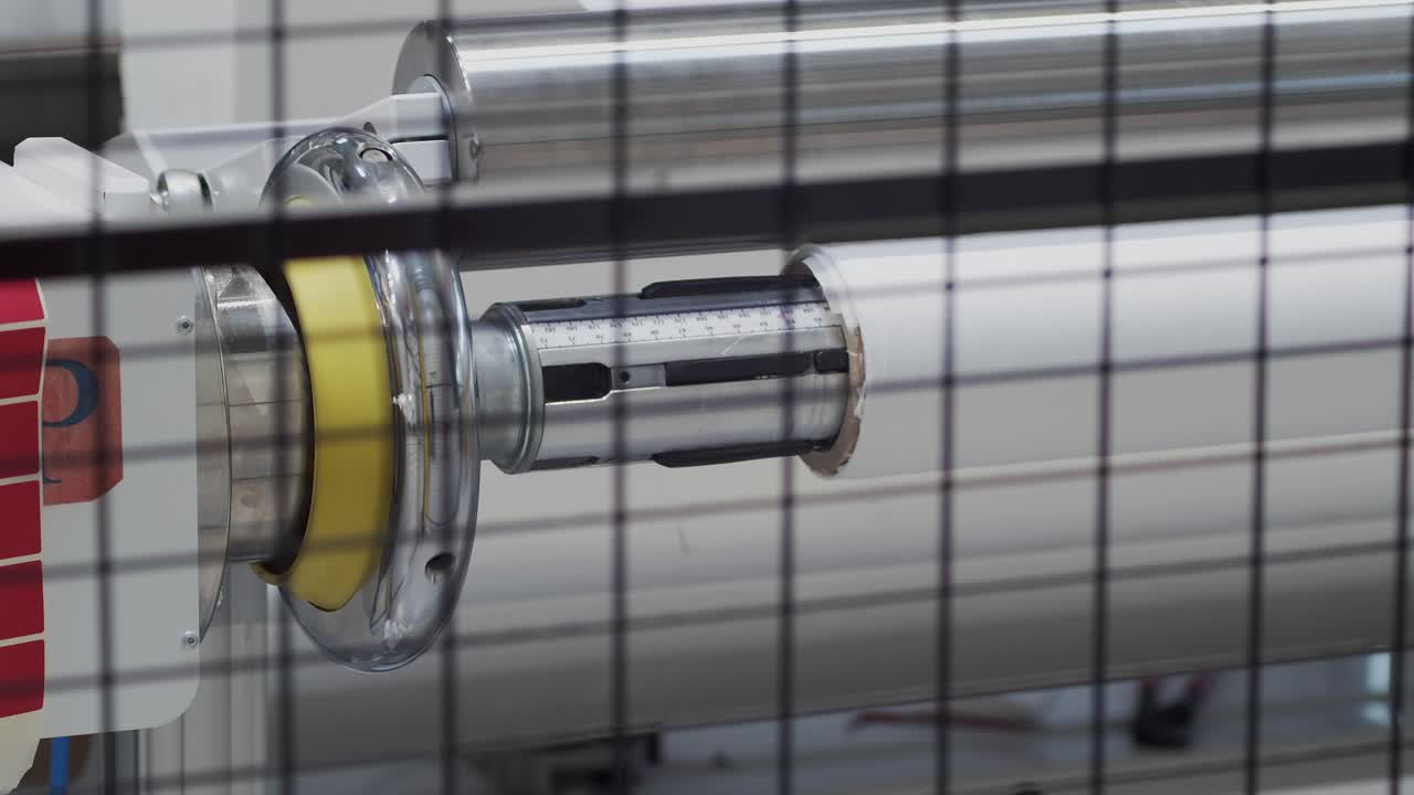 강철 스풀에 감긴 나노섬유 캔버스에 클로즈업