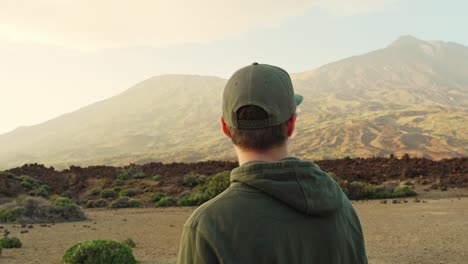 Vista-Trasera-De-Primer-Plano-Del-Hombre-Con-Sombrero-Disfrutando-De-La-Vista-Del-Teide