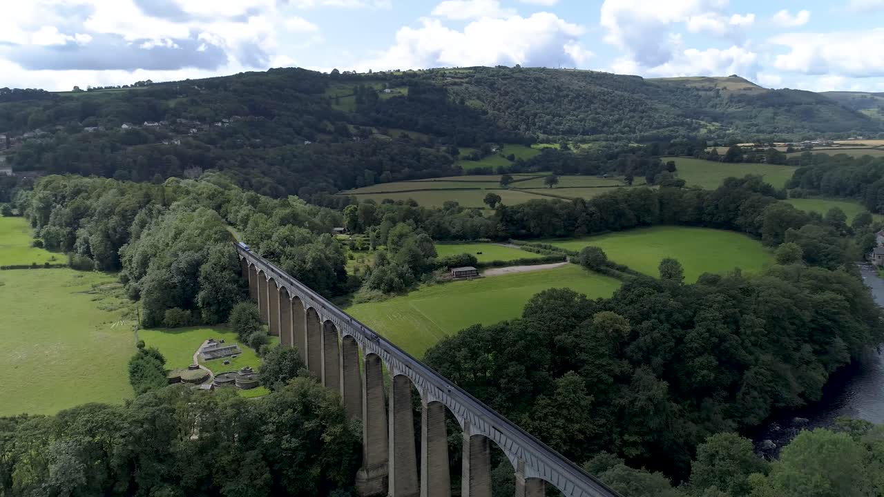 toma aérea de izquierda a derecha sobre el acueducto y canal de llangollen