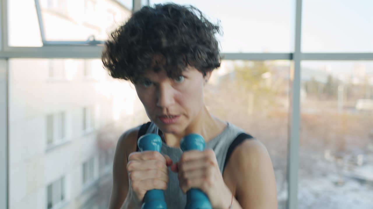 벨 을 들고 운동 하는 여자