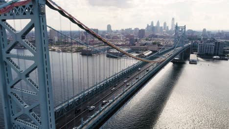 Puente-Benjamin-Franklin-Frente-Al-Horizonte-De-Filadelfia-Desde-Camden---Acercándose-A-La-Carretera-Del-Puente