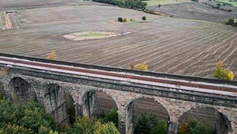 Luftaufnahmen-Des-Penistone-Viadukts-Ein-Gekrümmter-Eisenbahnviadukt,-Der-Die-Eisenbahn-über-Die-Sheffield-Road-Und-Den-Fluss-Don-Führt