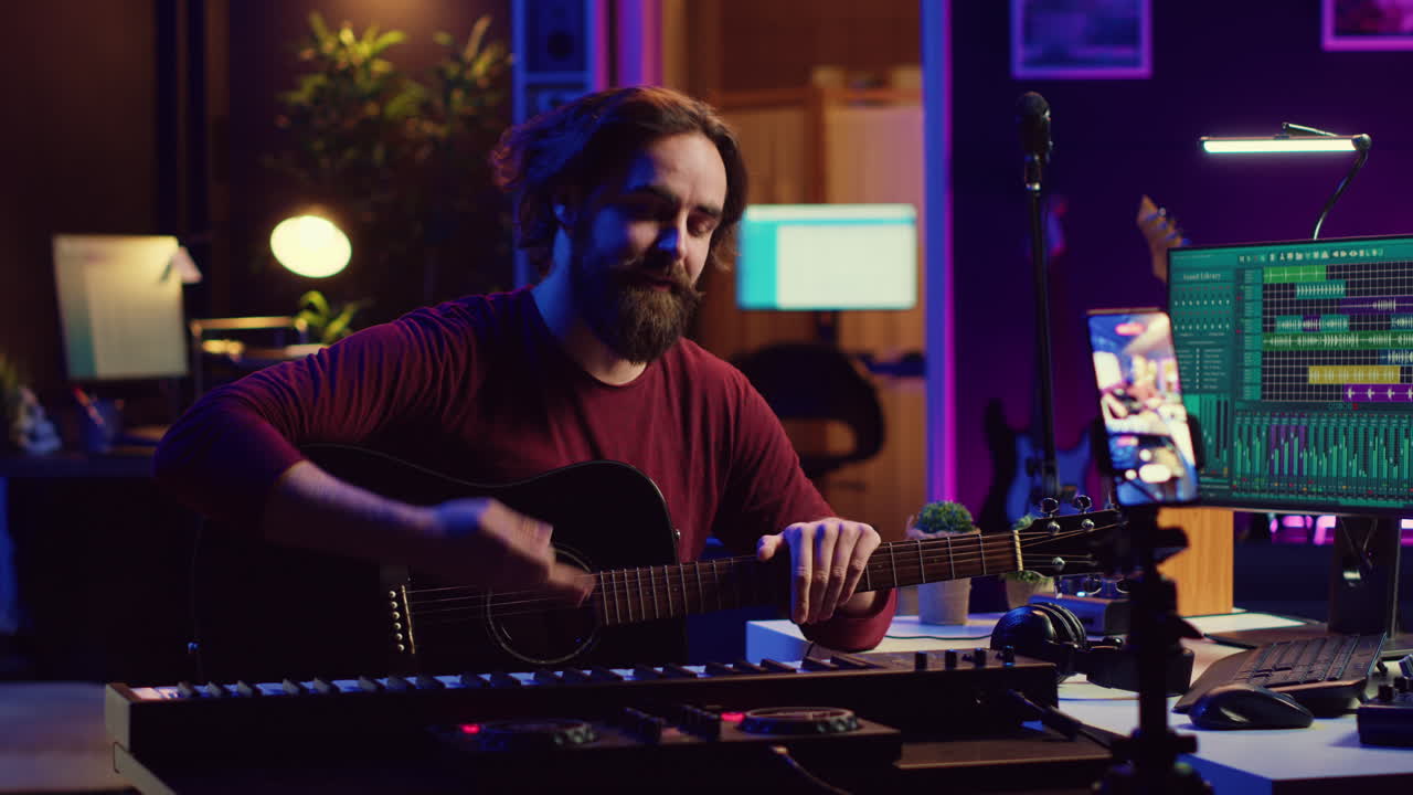 músico experto enseñando a tocar la guitarra acústica en línea