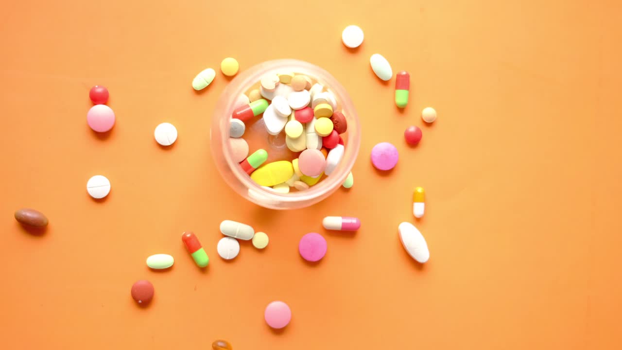 medicamentos variados en un fondo naranja