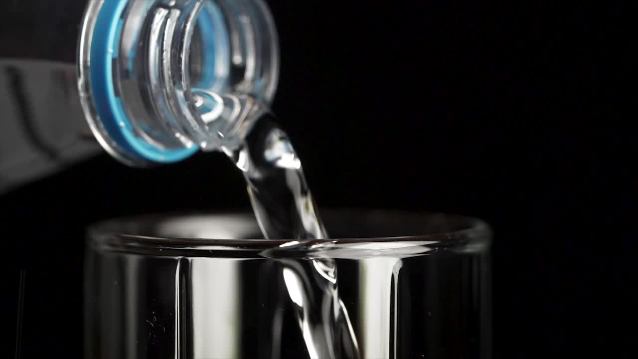 verter agua de la botella en el vaso