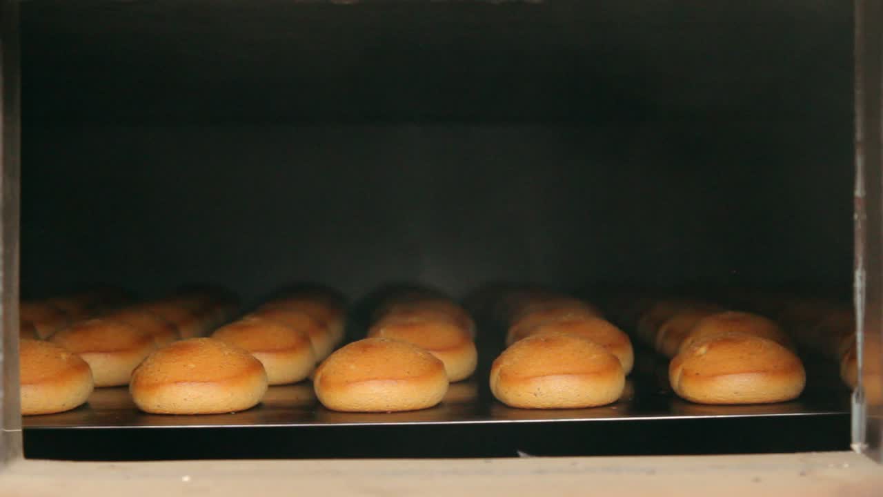 베이커리 제조. 베이커리 제품 제조 라인. 롤 베이커리 공장