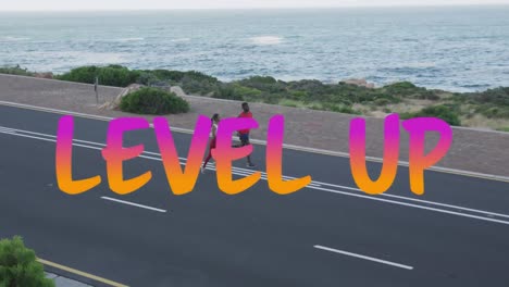 animación de las palabras nivel arriba en rosa y naranja sobre el hombre ejercitando corriendo en la carretera de la montaña