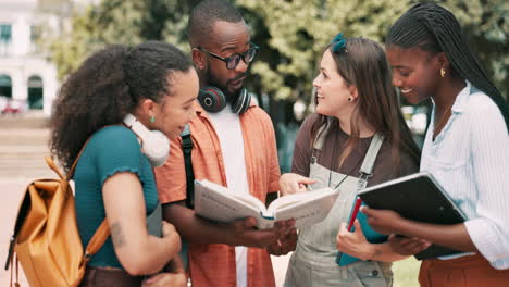 estudiantes que estudian al aire libre