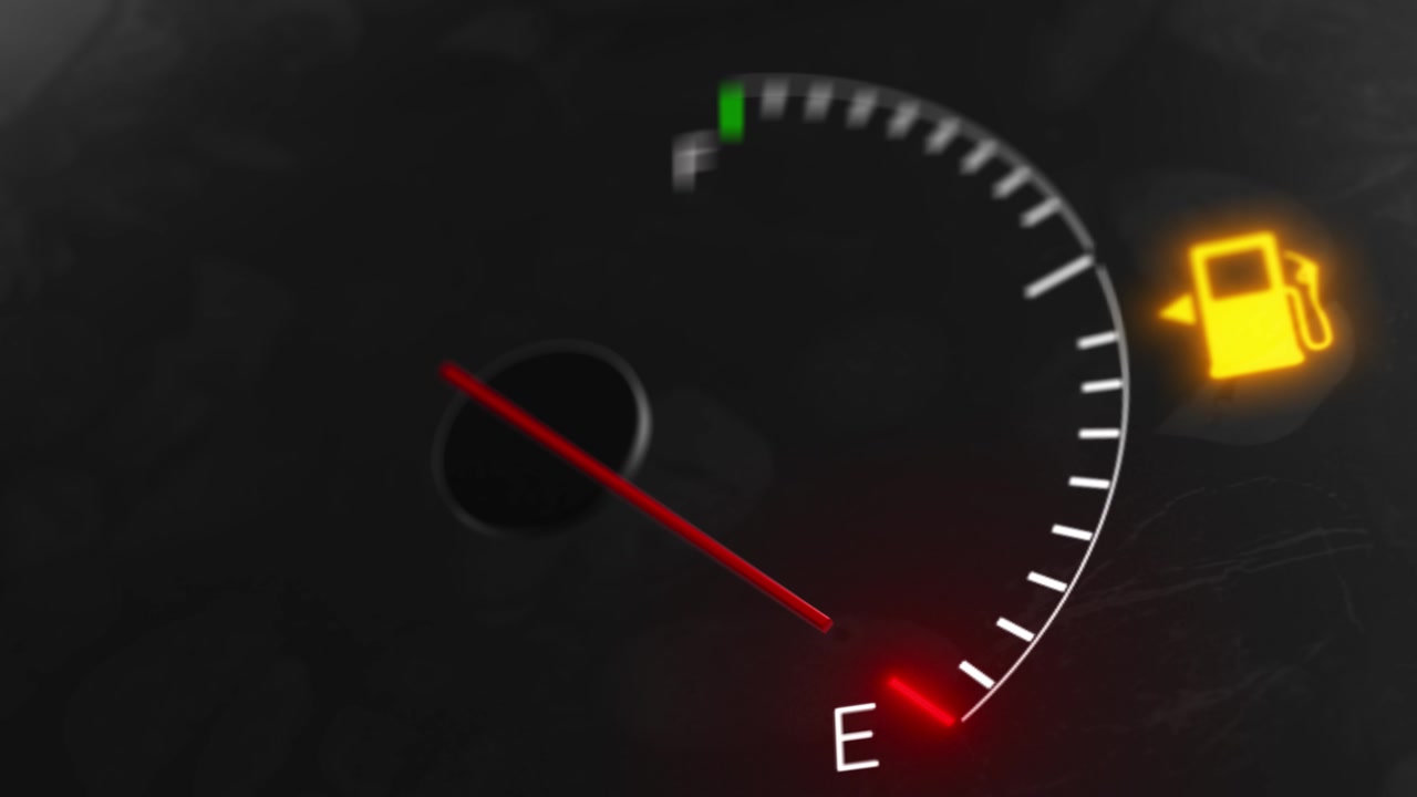 Fond d'avertissement de jauge de carburant de voiture avec aiguille rouge, marqueur de vide, icône d'essence lumineuse et ambiance sombre.