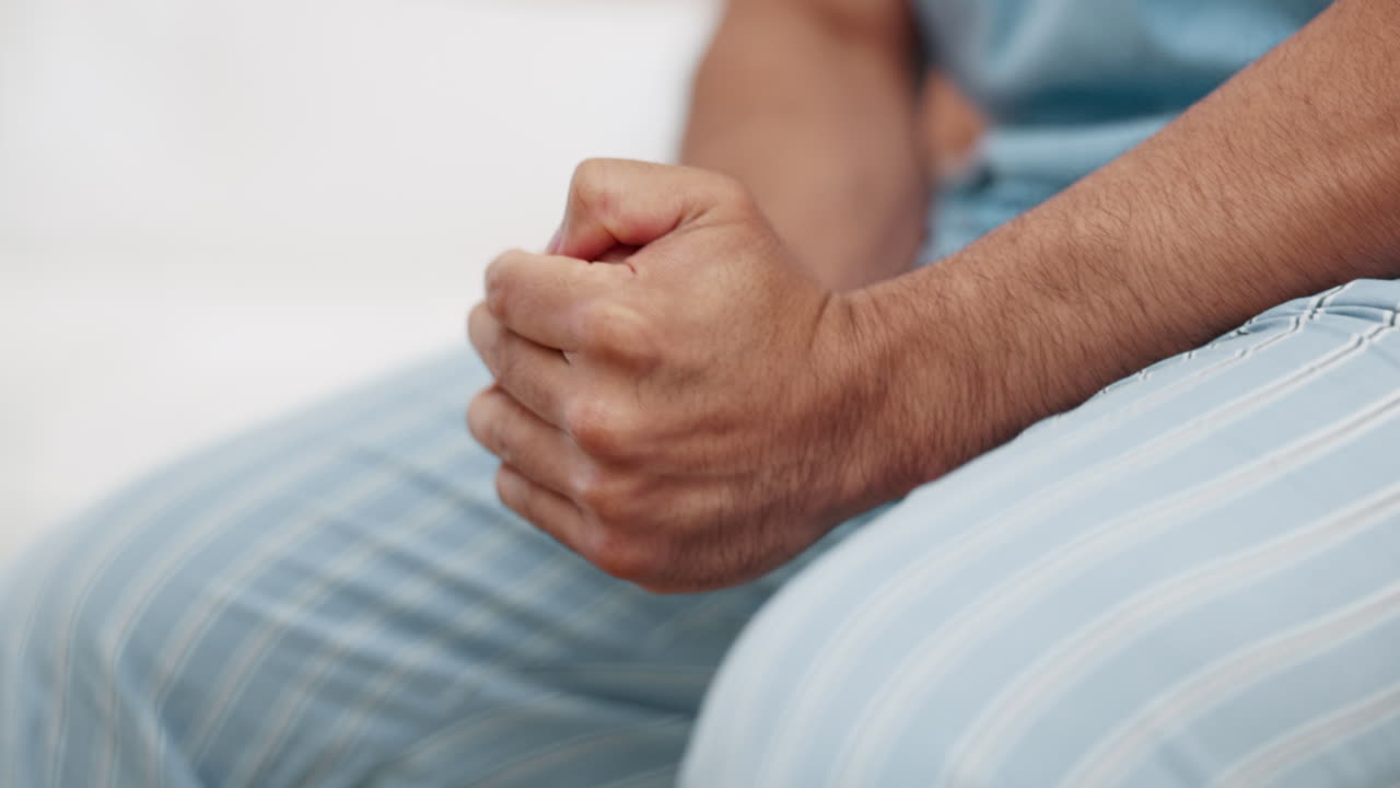 hombre, manos y problemas de ansiedad en el estrés