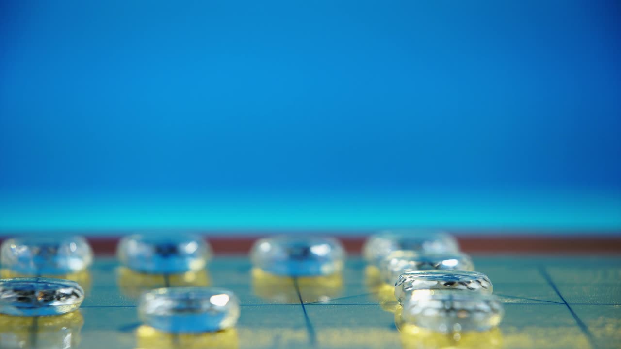 파란색 배경에 있는 중국 체스