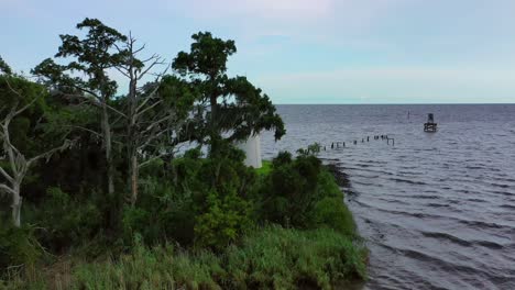 Dröhnen-An-Einer-Insel,-Wo-Eine-Lichtstation-Den-Fluss-Bewacht