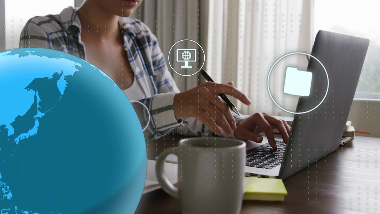Donna che digita alla scrivania, globo in avvio, icone che si muovono verso il laptop, che scrive e indica, gestione delle comunicazioni tecniche