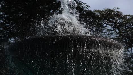 Neigung-Von-Oben-Nach-Unten-Eines-Wasserbrunnens-Im-Park