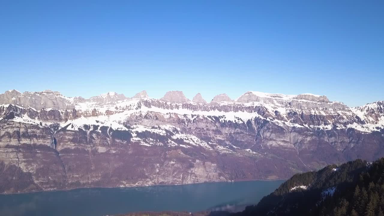 toma de drone de la hermosa churfirsten y el walensee en suiza