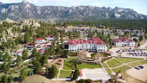 Vista-Aérea-Del-Hotel-Stanley-Y-El-Paisaje-De-Montaña,-Estes-Park,-Colorado