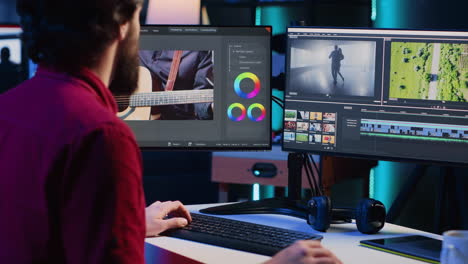 Professioneller-Videoeditor,-Der-Die-Filmmontage-Analysiert,-Bevor-Er-Farbkorrektur-Und-Beleuchtung-Bearbeitet