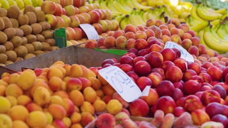 seguimiento de cerca de las frutas en un mercado con etiquetas de precio para la venta