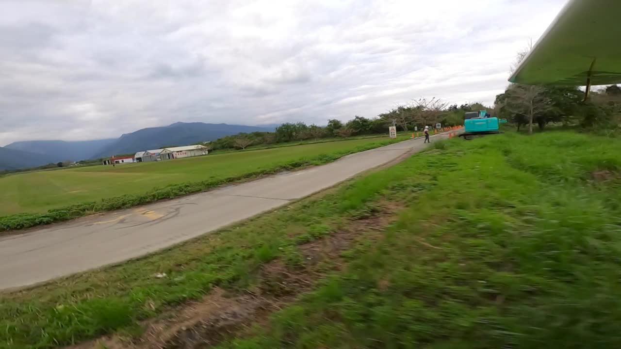 오른쪽 날개에서 바깥쪽을 바라보는 광각 시점 클립으로 촬영된 짧은 랜딩 스트립에 착륙하는 소형 항공기