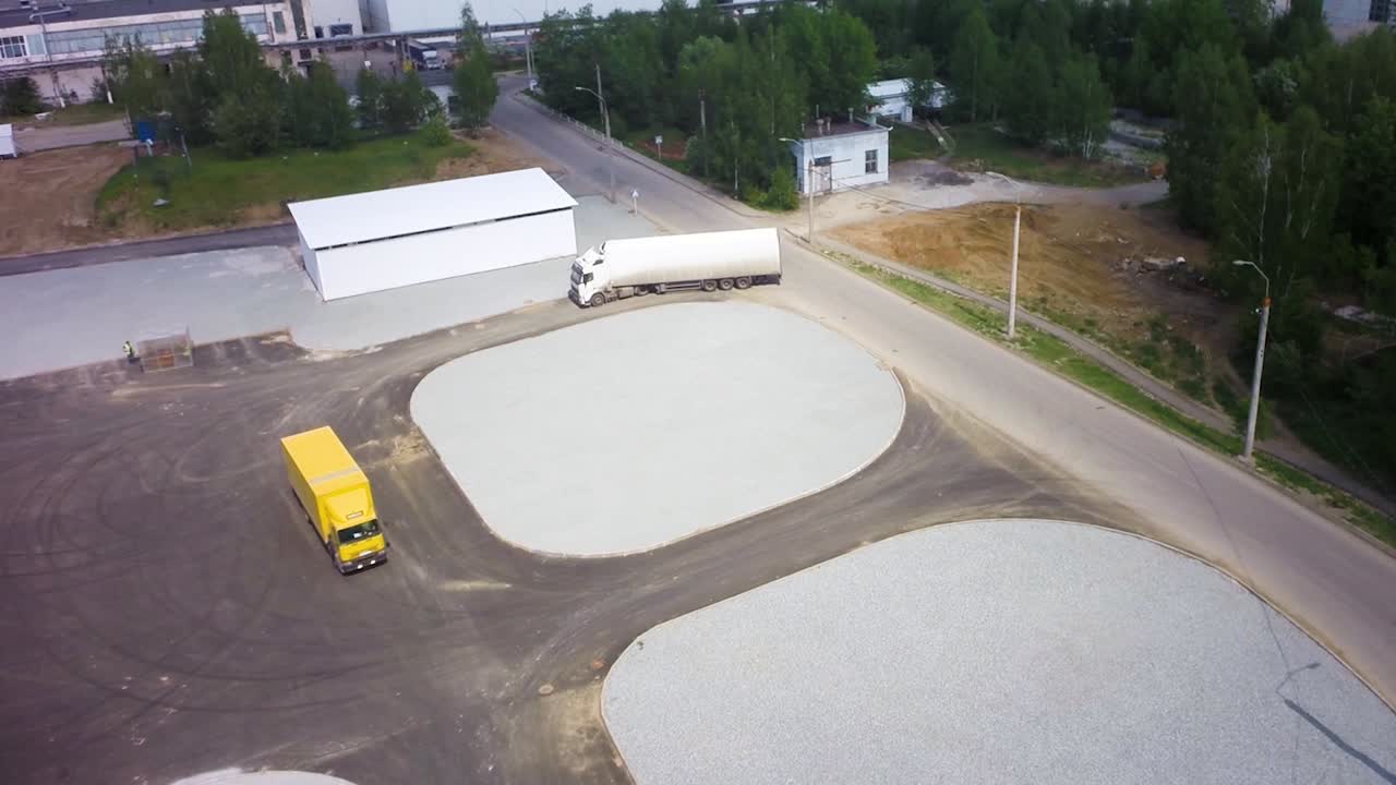 zona industrial con camiones y construcción