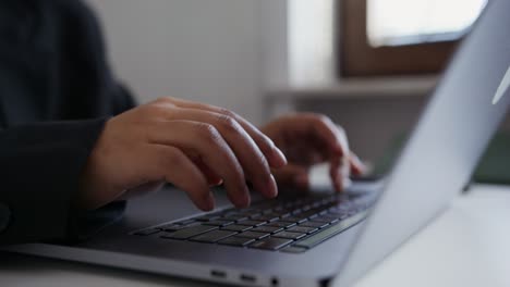 persona escribiendo en una computadora portátil