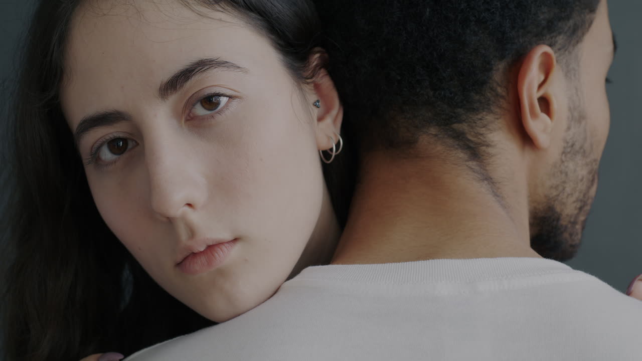 이 포옹하는 모습