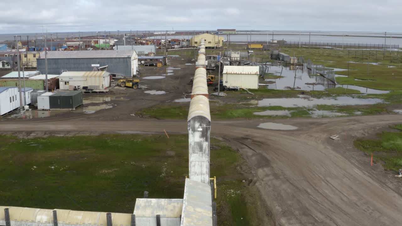 un avión no tripulado volando sobre una inundación del centro de investigación climática en la tundra de permafrost descongelada cerca de barrow, alaska