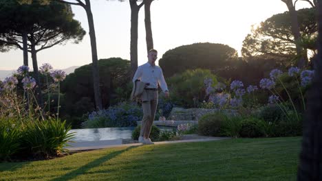 Zeitlupenaufnahme-Eines-Gut-Gekleideten-Mannes,-Der-Die-Treppe-Hinauf-Zu-Seinem-Haus-In-St.-Tropez-Geht