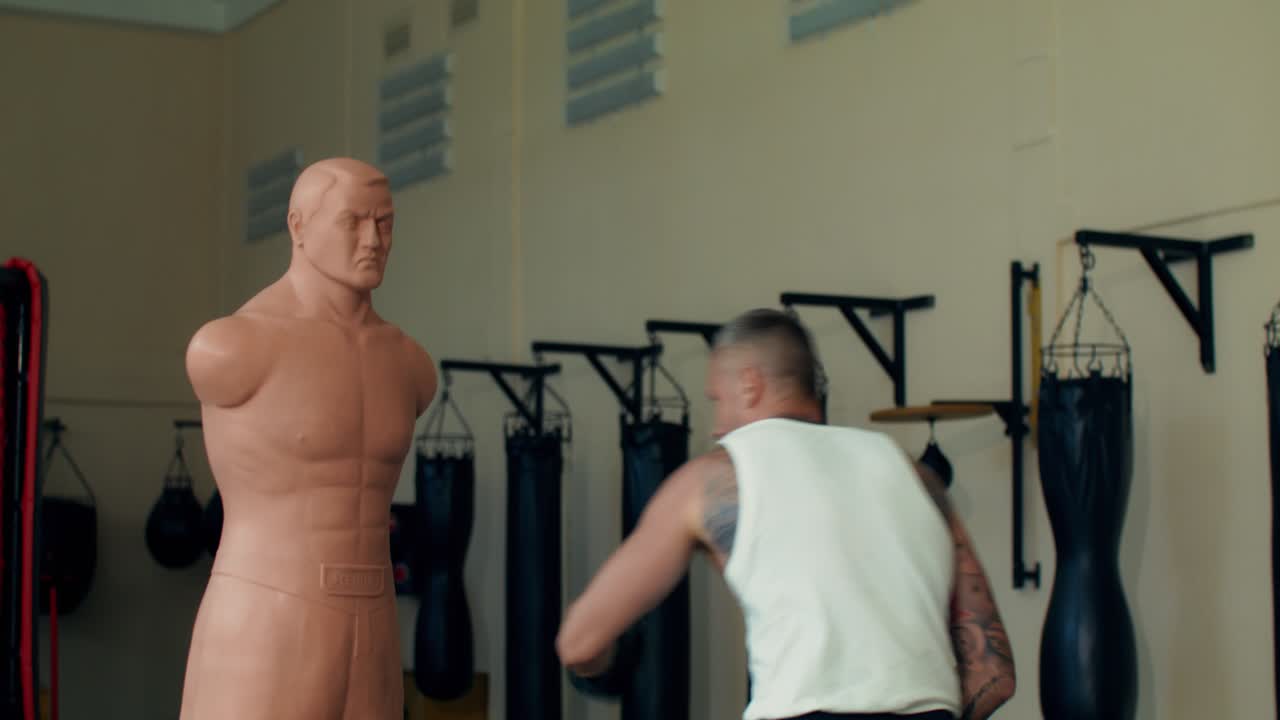 Uomo che si allena con la boxe in palestra