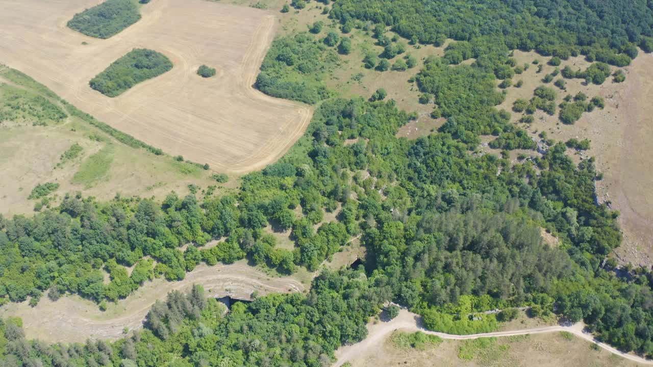 vista aérea del puente de los dioses, los campos y el bosque verde cerca de vratsa, bulgaria