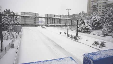 西班牙首都马德里因 暴风雪而停滞