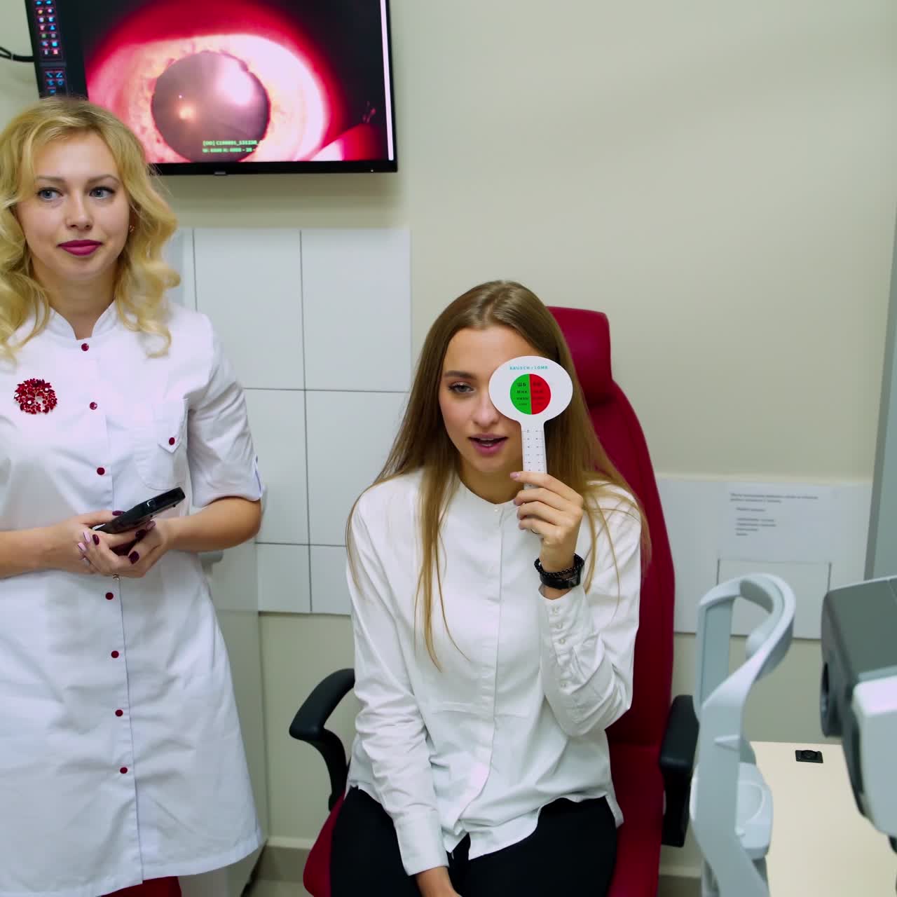 Woman visiting ophthalmologist