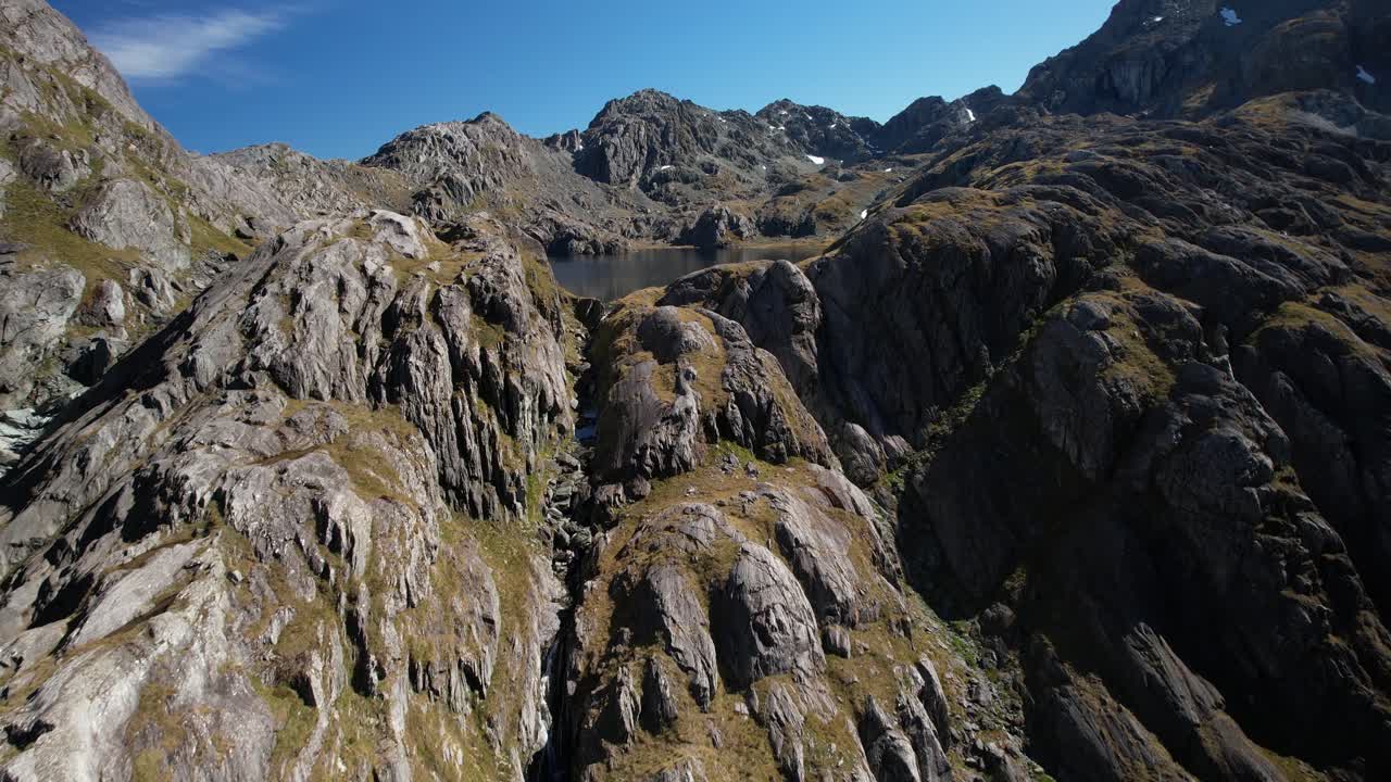 hermosa vista de pájaros del lago alpino glacial en nueva zelanda