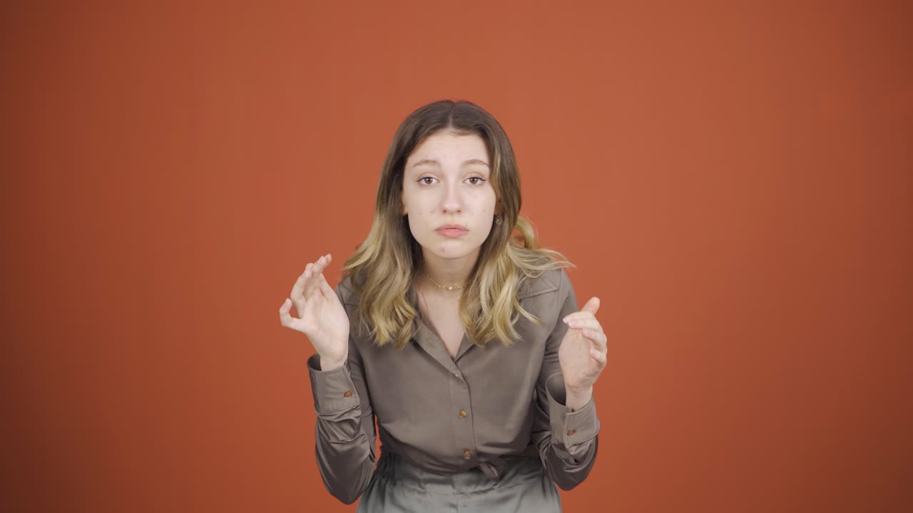 la joven que tiene problemas para ver. problema ocular.