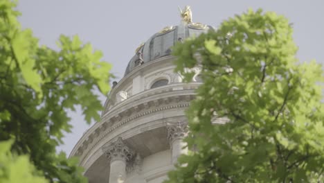 Französischer-Dom-Am-Gendarmenmarkt-In-Berlin-In-Zeitlupe-Zwischen-Zwei-Grünen-Bäumen