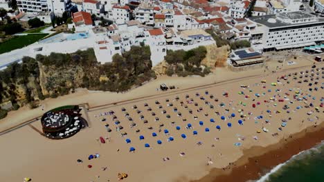 Drohnenaufnahme-Eines-Großen-Strandes-Voller-Blasser,-Fetter-Briten