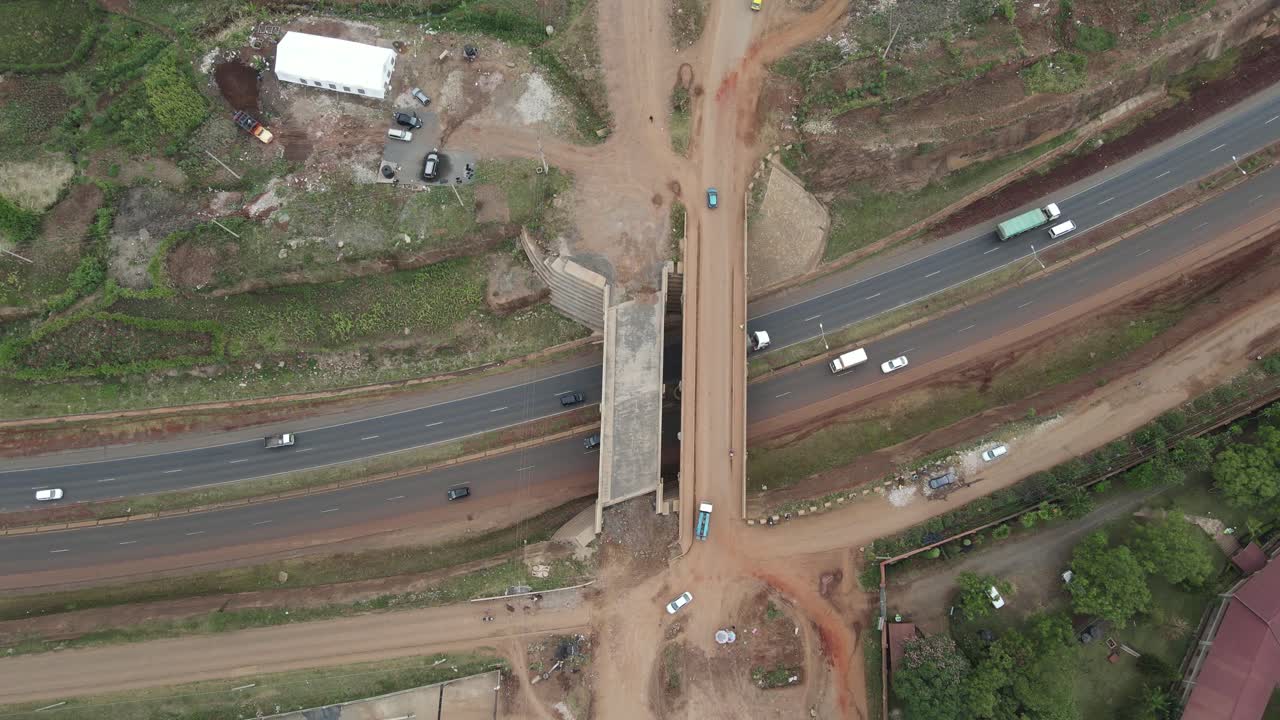 vista aérea del tráfico por carretera y el paso elevado del puente en el barrio de kibera, nairobi, kenia