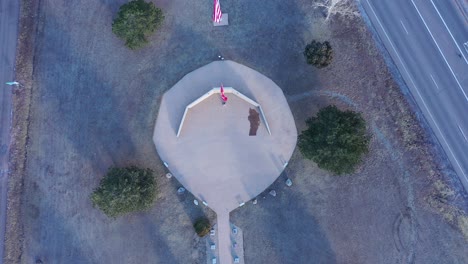 Una-Fotografía-Aérea-Con-Un-Dron-Del-Memorial-Marino-De-Los-Estados-Unidos,-Golden-Co