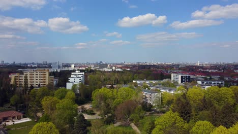 Große-Mehrfamilienhäuser-Und-Kleine-Einfamilienhäuser-Dramatischer-Luftbildflug-Rückwärts-Fliegende-Drohnenaufnahmen-Vom-Berliner-Parkviertel-Tempelhof-Frühjahr-2022