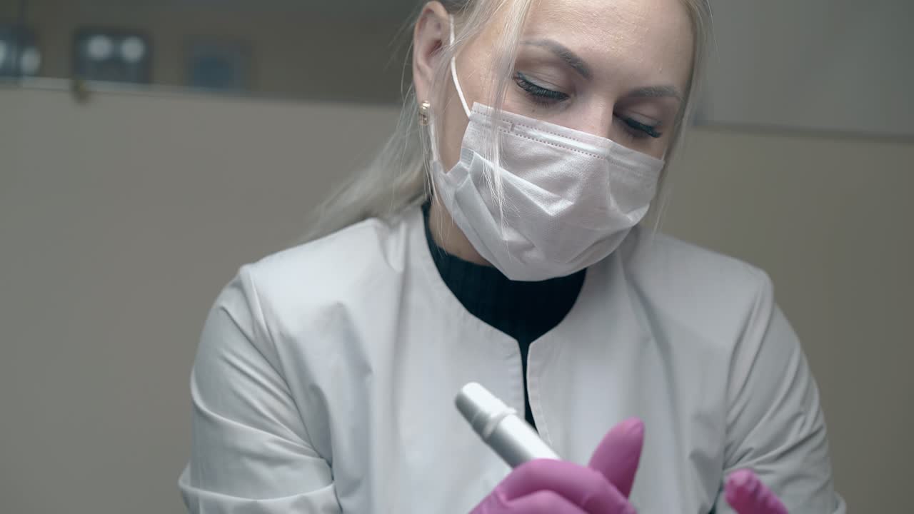 cosmetólogo concentrado en guantes estériles respira profundamente